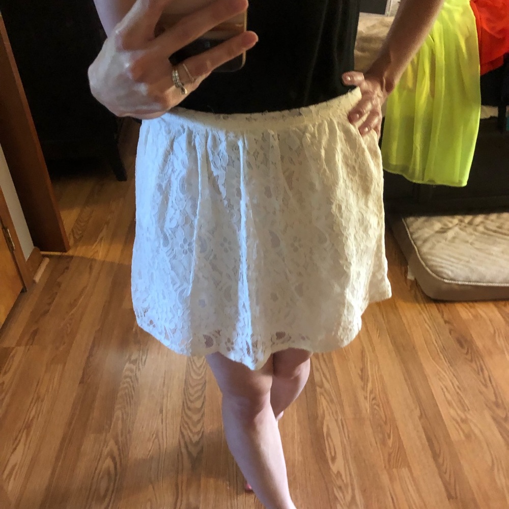New; BCBG white lace skirt with pockets